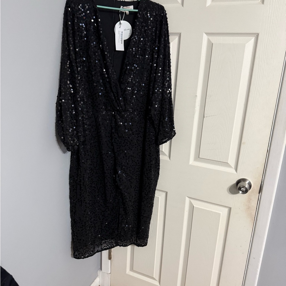 Elegant Black Sequin Dress - Picture 2 of 4